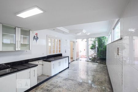 Casa para alugar com 395m², 4 quartos e 2 vagas Casa para alugar com 395m², 4 quartos e 2 vagasCozinha