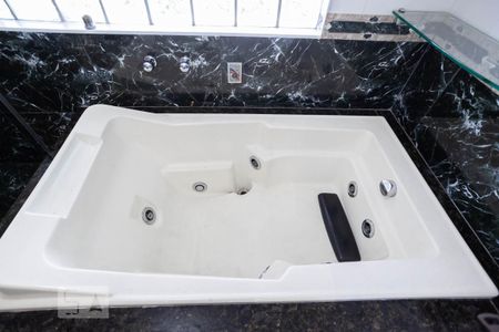 Casa para alugar com 395m², 4 quartos e 2 vagas Casa para alugar com 395m², 4 quartos e 2 vagasBanheiro da suíte 1