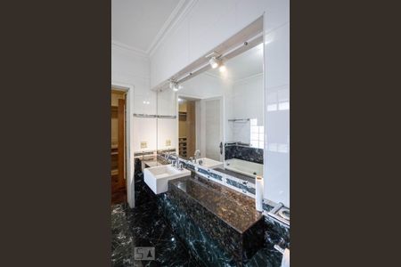 Casa para alugar com 395m², 4 quartos e 2 vagas Casa para alugar com 395m², 4 quartos e 2 vagasBanheiro da suíte 1