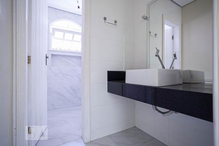Casa para alugar com 395m², 4 quartos e 2 vagas Casa para alugar com 395m², 4 quartos e 2 vagasBanheiro social 2