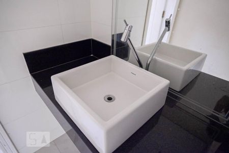 Casa para alugar com 395m², 4 quartos e 2 vagas Casa para alugar com 395m², 4 quartos e 2 vagasBanheiro social 2