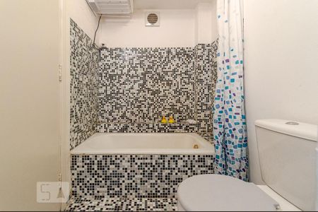Banheiro de apartamento para alugar com 1 quarto, 40m² em República, São Paulo