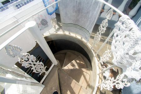 Casa à venda com 260m², 3 quartos e 6 vagasEscada