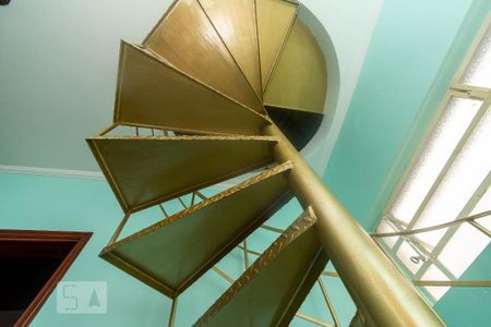 Casa à venda com 260m², 3 quartos e 6 vagasEscada