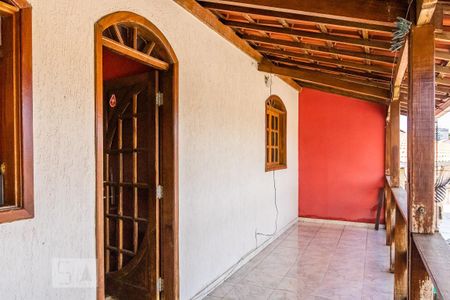 Casa à venda com 240m², 4 quartos e 4 vagas Casa à venda com 240m², 4 quartos e 4 vagasVaranda