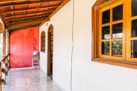 Casa à venda com 240m², 4 quartos e 4 vagas Casa à venda com 240m², 4 quartos e 4 vagasVaranda