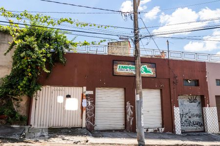 Casa à venda com 240m², 4 quartos e 4 vagas Casa à venda com 240m², 4 quartos e 4 vagasFachada