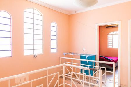 Casa à venda com 240m², 4 quartos e 4 vagas Casa à venda com 240m², 4 quartos e 4 vagasHall