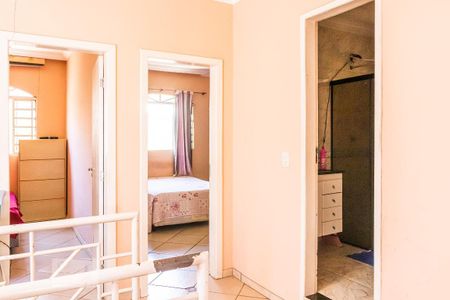 Casa à venda com 240m², 4 quartos e 4 vagas Casa à venda com 240m², 4 quartos e 4 vagasHall