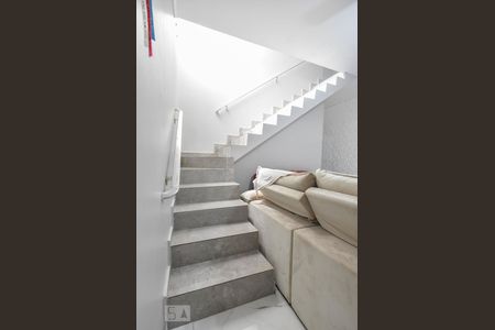 Escada de casa para alugar com 3 quartos, 130m² em Jardim Casablanca, São Paulo