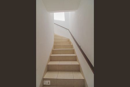 Escada de casa para alugar com 4 quartos, 212m² em Vila Isolina Mazzei, São Paulo