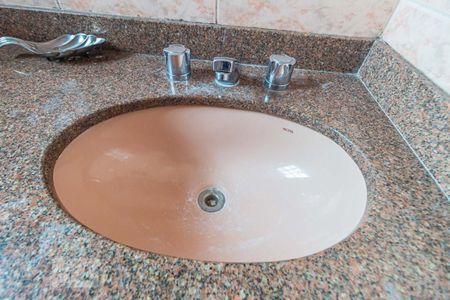 Casa à venda com 227m², 3 quartos e 4 vagasBanheiro da Suite - Torneira