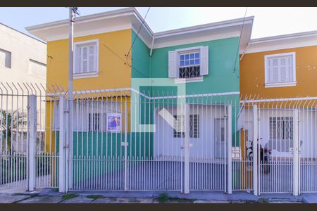 Casa para alugar com 117m², 2 quartos e 1 vaga Casa para alugar com 117m², 2 quartos e 1 vagaFachada