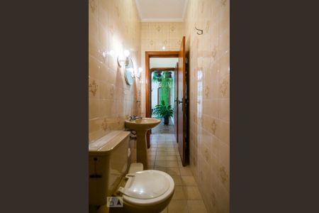 Casa à venda com 458m², 4 quartos e 8 vagasBanheiro de Serviço