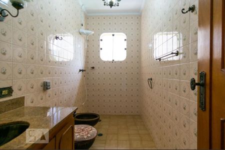 Casa à venda com 458m², 4 quartos e 8 vagasBanheiro da Suíte 1