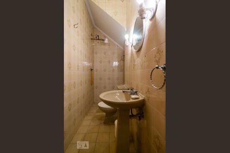 Casa à venda com 458m², 4 quartos e 8 vagasBanheiro de Serviço