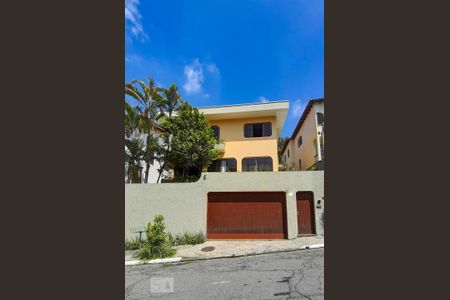 Casa à venda com 458m², 4 quartos e 8 vagasFachada