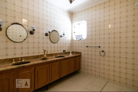 Casa à venda com 458m², 4 quartos e 8 vagasBanheiro da Suíte 2