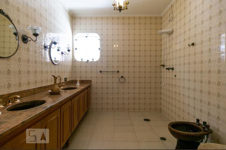 Casa à venda com 458m², 4 quartos e 8 vagasBanheiro da Suíte 2