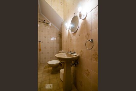 Casa à venda com 458m², 4 quartos e 8 vagasBanheiro de Serviço