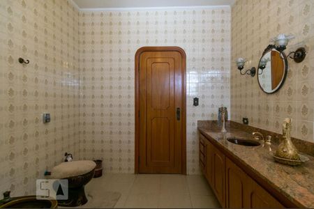 Casa à venda com 458m², 4 quartos e 8 vagasBanheiro da Suíte 2