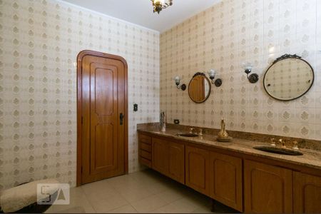 Casa à venda com 458m², 4 quartos e 8 vagasBanheiro da Suíte 2