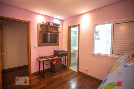 Casa à venda com 240m², 3 quartos e 4 vagasSuíte 2