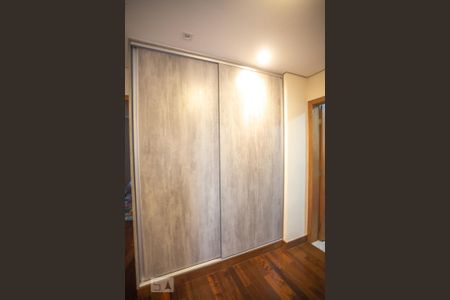 Casa à venda com 240m², 3 quartos e 4 vagasArmário