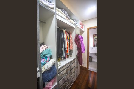 Casa à venda com 240m², 3 quartos e 4 vagasCloset suíte 1