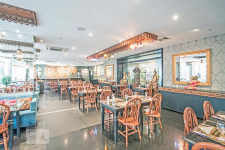 Studio à venda com 57m², 1 quarto e 1 vaga Studio à venda com 57m², 1 quarto e 1 vagaRestaurante Indiano