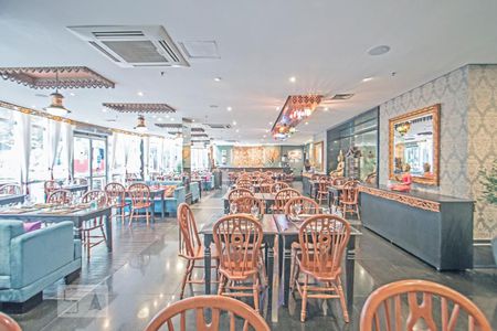 Studio à venda com 57m², 1 quarto e 1 vaga Studio à venda com 57m², 1 quarto e 1 vagaRestaurante Indiano