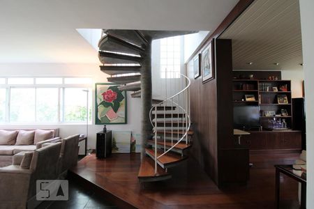 Escada de casa de condomínio para alugar com 3 quartos, 215m² em Vila Elvira, São Paulo