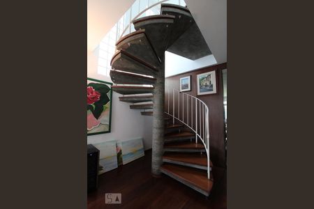 Escada de casa de condomínio para alugar com 3 quartos, 215m² em Vila Elvira, São Paulo
