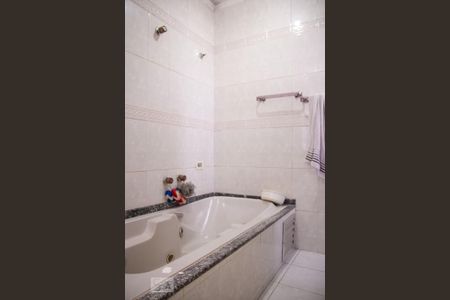 Casa à venda com 290m², 4 quartos e 6 vagasBanheiro do Quarto 1