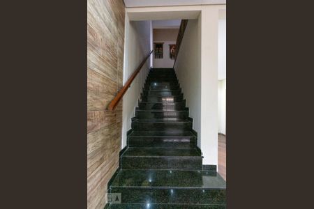 Casa à venda com 250m², 3 quartos e 4 vagas Casa à venda com 250m², 3 quartos e 4 vagasEscadas