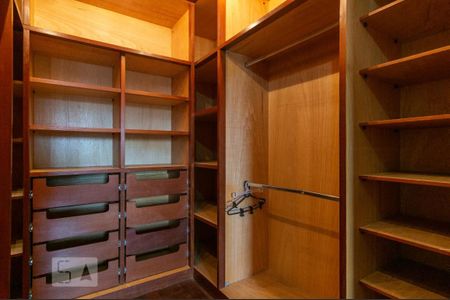 Casa à venda com 250m², 3 quartos e 4 vagas Casa à venda com 250m², 3 quartos e 4 vagasCloset da Suíte 1