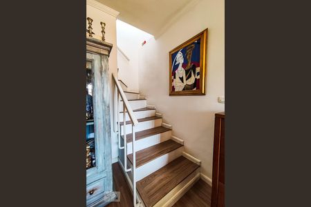 Escada de casa à venda com 4 quartos, 206m² em Jardim Monte Kemel, São Paulo