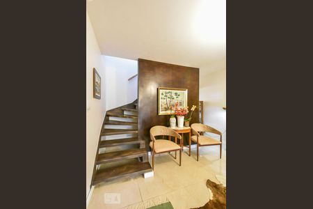 Casa à venda com 120m², 2 quartos e 2 vagasEscada