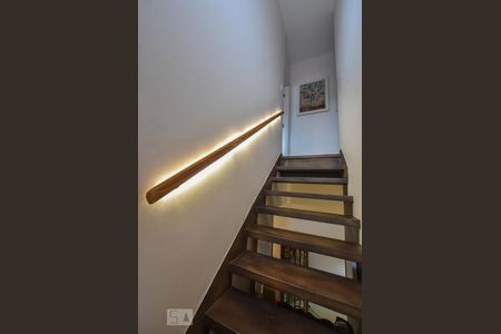 Casa à venda com 120m², 2 quartos e 2 vagasEscada