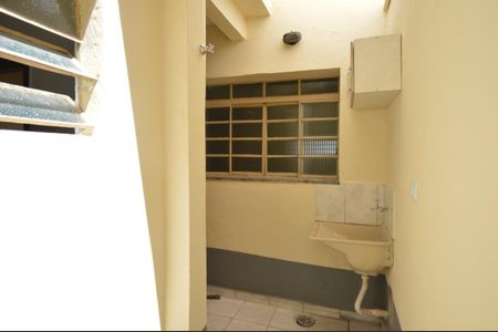 Área de serviço de casa para alugar com 2 quartos, 150m² em Chácara Califórnia, São Paulo