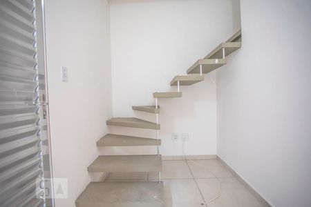 Escadas de apartamento para alugar com 1 quarto, 40m² em Vila Monte Alegre, São Paulo