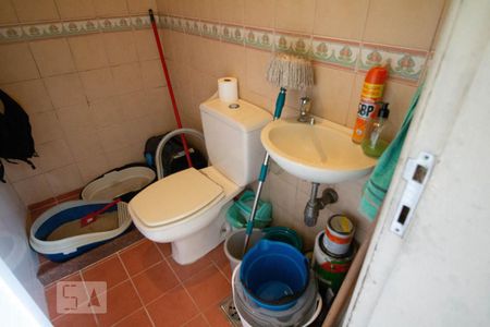 Casa de condomínio à venda com 256m², 4 quartos e 2 vagas Casa de condomínio à venda com 256m², 4 quartos e 2 vagasBanheiro de Serviço