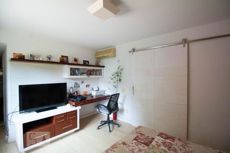 Casa de condomínio à venda com 256m², 4 quartos e 2 vagas Casa de condomínio à venda com 256m², 4 quartos e 2 vagasSuite principal