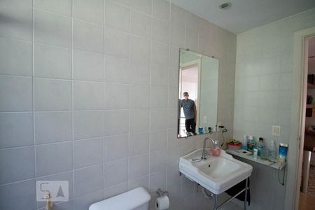 Casa de condomínio à venda com 256m², 4 quartos e 2 vagas Casa de condomínio à venda com 256m², 4 quartos e 2 vagasBanheiro principal