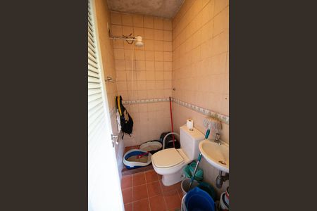 Casa de condomínio à venda com 256m², 4 quartos e 2 vagas Casa de condomínio à venda com 256m², 4 quartos e 2 vagasBanheiro de Serviço