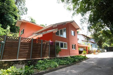 Casa de condomínio à venda com 256m², 4 quartos e 2 vagas Casa de condomínio à venda com 256m², 4 quartos e 2 vagasCasa