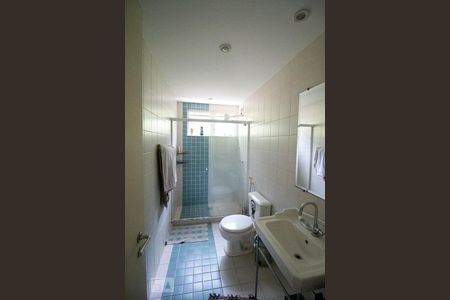 Casa de condomínio à venda com 256m², 4 quartos e 2 vagas Casa de condomínio à venda com 256m², 4 quartos e 2 vagasBanheiro principal