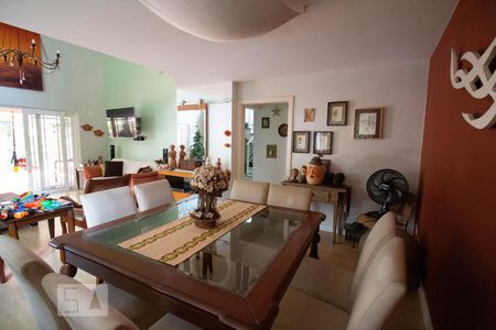 Casa de condomínio à venda com 256m², 4 quartos e 2 vagas Casa de condomínio à venda com 256m², 4 quartos e 2 vagasSala