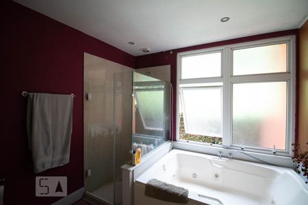 Casa de condomínio à venda com 256m², 4 quartos e 2 vagas Casa de condomínio à venda com 256m², 4 quartos e 2 vagasBanheiro Suite principal