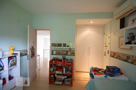 Casa de condomínio à venda com 256m², 4 quartos e 2 vagas Casa de condomínio à venda com 256m², 4 quartos e 2 vagasQuarto 2